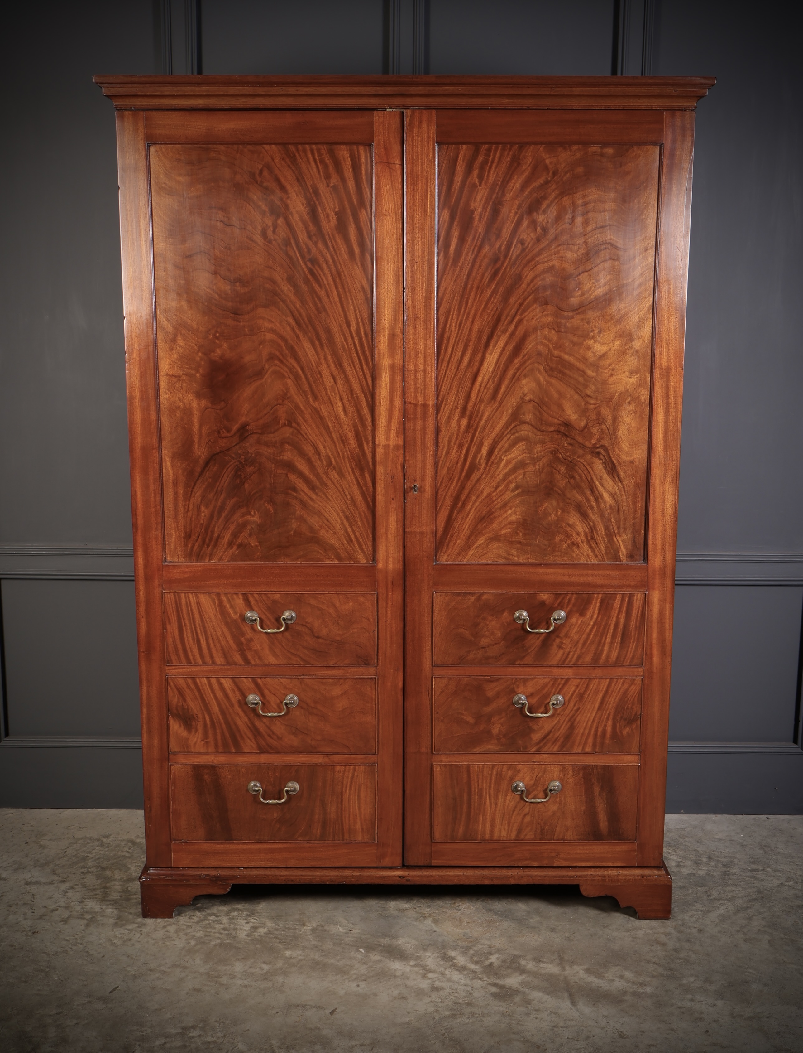 Georgian Flame Mahogany Wardrobe - Image 2